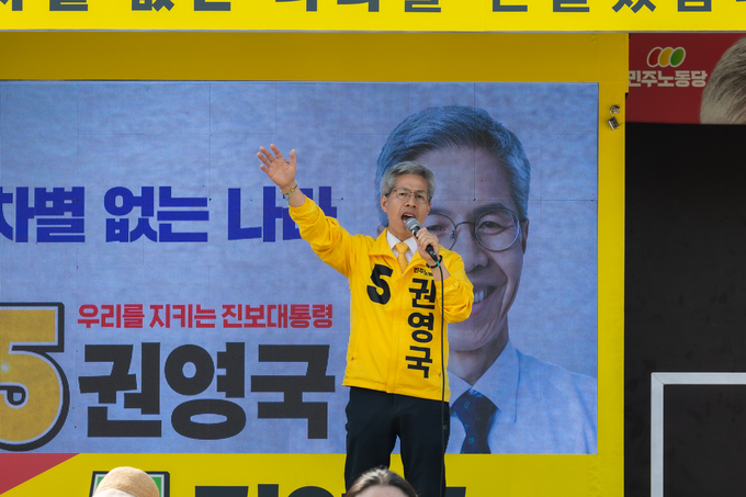 권영국 민주노동당 대선 후보가 1일 서울 마포구 연남동 일대에서 시민들에게 지지를 호소하고 있다. (사진=연합뉴스)