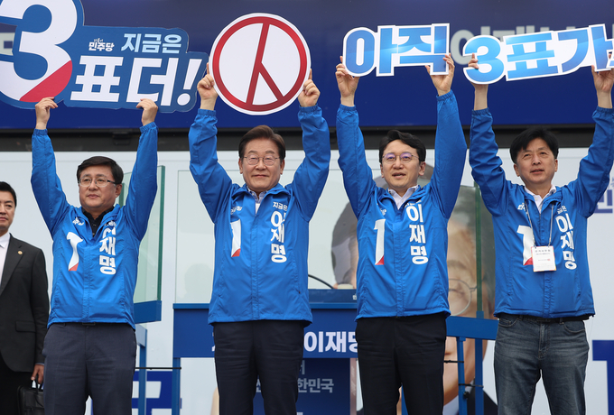 이재명(왼쪽 두 번째) 더불어민주당 대선 후보가 선거를 하루 앞둔 2일 서울 강북구 북서울꿈의숲 서문광장을 찾아 연설에 앞서 투표독려 퍼포먼스를 하고 있다. (사진=연합뉴스)