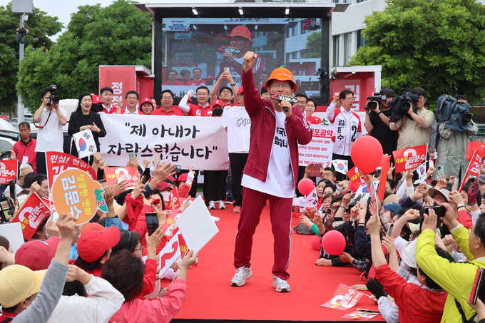 김문수 국민의힘 대선 후보가 2일 오전 제주시 동문로터리에서 유세를 하고 있다. (사진=연합뉴스) 
