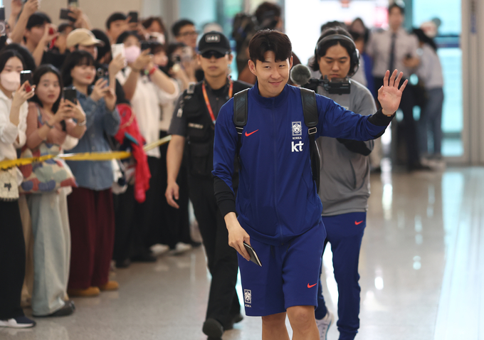 2일 인천국제공항 제1터미널을 통해 이라크로 출국하고 있는 대한민국 축구대표팀 주장 손흥민(토트넘)이 팬들을 향해 손을 흔들고 있다. (사진=연합뉴스)