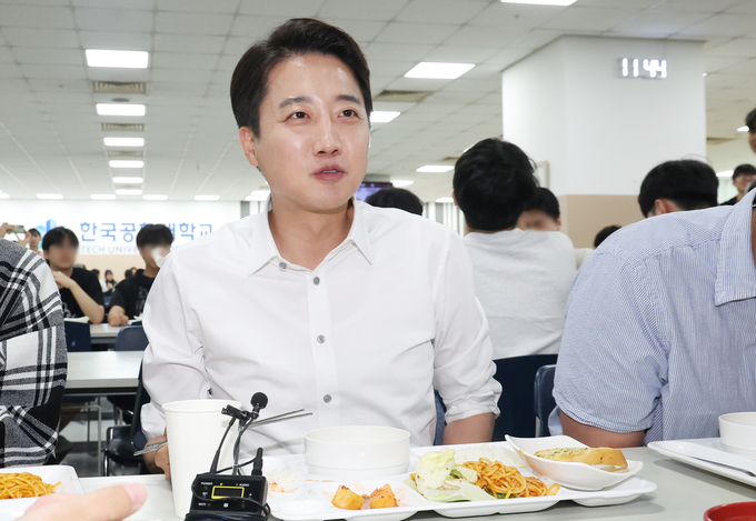 이준석 개혁신당 대선 후보가 2일 시흥시 정왕동 한국공학대학교에서 열린 '학식먹자 이준석' 행사에서 학생들과 학식을 먹으며 대화하고 있다. (사진=연합뉴스)