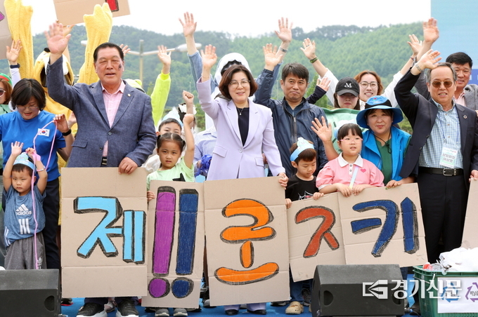 제18회 산내들 푸른안성 환경축제에서 김보라 시장, 안정열 의장 및 관계자들이 기념촬영을 하고 있다. (사진=안성시 제공)