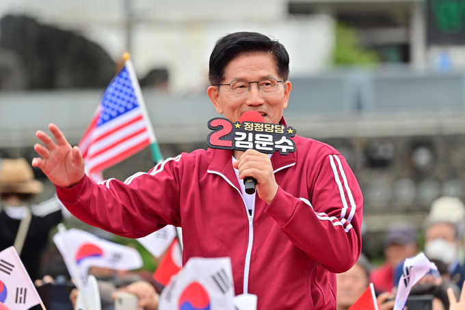 김문수 국민의힘 대선 후보가 2일 오전 제주시 동문로터리에서 유세를 하고 있다. (사진=연합뉴스)