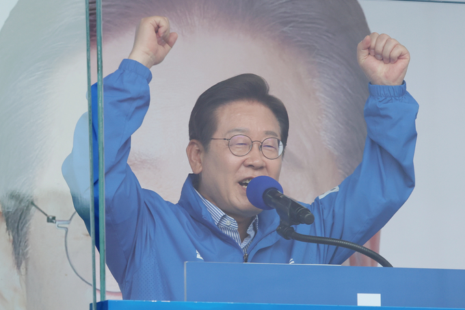 이재명 더불어민주당 대선 후보가 선거를 하루 앞둔 2일 경기도 스타필드 하남점 광장에서 열린 유세에서 시민들에게 지지를 호소하고 있다. (사진=연합뉴스)