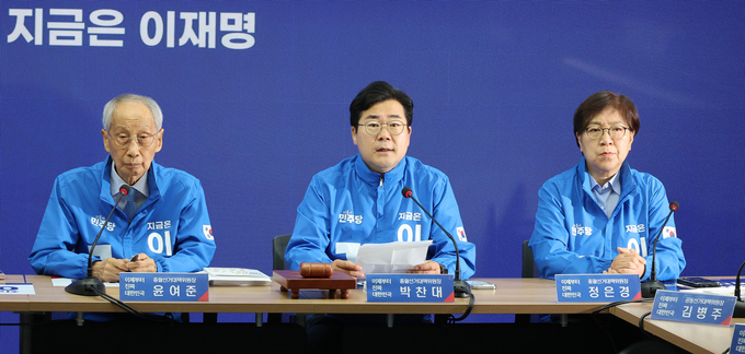 박찬대 더불어민주당 상임총괄선거대책위원장(가운데)이 2일 여의도 중앙당사에서 열린 중앙선거대책위원회의에서 발언하고 있다. (사진=연합뉴스)