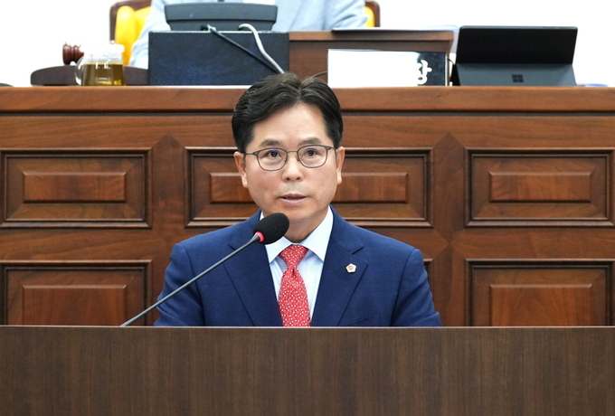 하남시의회 금광연 의장,이 ‘미사경정장 부지 반환 촉구 건의안’에 대한 제안설명을 하고 있다. (사진=하남시의회 제공)