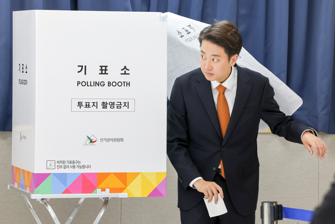 이준석 개혁신당 대선 후보가 지난달 29일 오전 화성시 동탄9동행정복지센터에 마련된 사전투표소에서 투표를 하고 있다. (사진=옥지훈 기자)