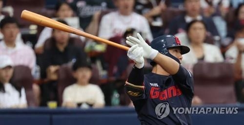 GOOD LUCK 박세진…KT 위즈, 1:1 트레이드로 롯데 이정훈 영입