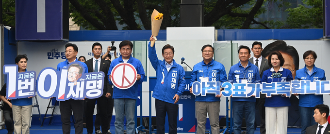 이재명 더불어민주당 대선후보가 2일 오후 성남시 아탑역 인근 광장에서 열린 집중유세에서 지지를 호소하고 있다. (사진=옥지훈 기자)