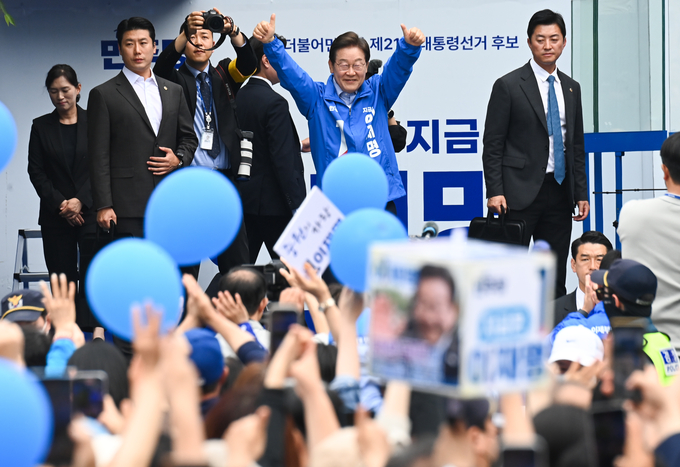 이재명 더불어민주당 대선후보가 2일 오후 성남시 아탑역 인근 광장에서 열린 집중유세에서 지지를 호소하고 있다. (사진=옥지훈 기자)