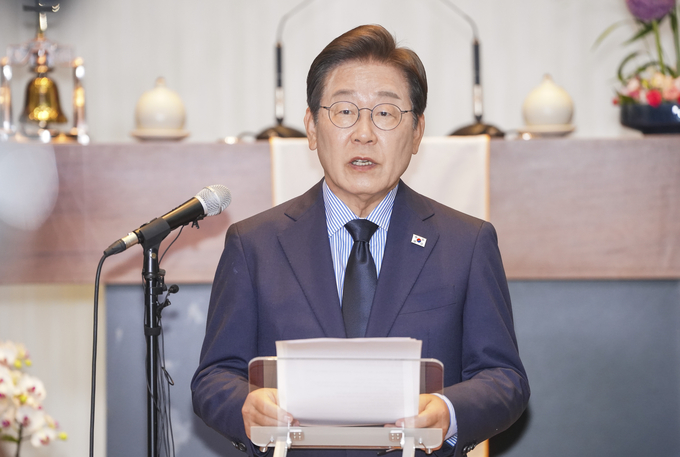 이재명 더불어민주당 대선후보가 2일 오후 성남시 수정구 주민교회에서 기자회견을 하고 있다.