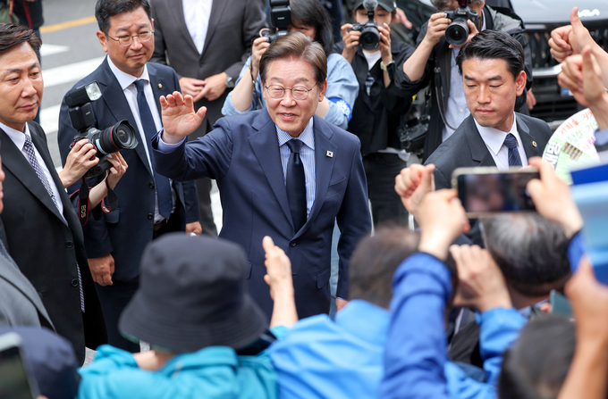 이재명 더불어민주당 대선후보가 1일 오후 성남시 수정구 주민교회에서 기자회견을 마치고 지지자들과 인사를 나누고 있다.