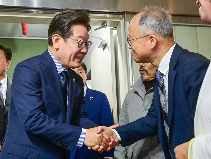 이재명 더불어민주당 대선 후보가 2일 오후 성남시 수정구 주민교회에 마련된 기자회견장으로 들어서며 당원들과 인사를 나누고 있다.