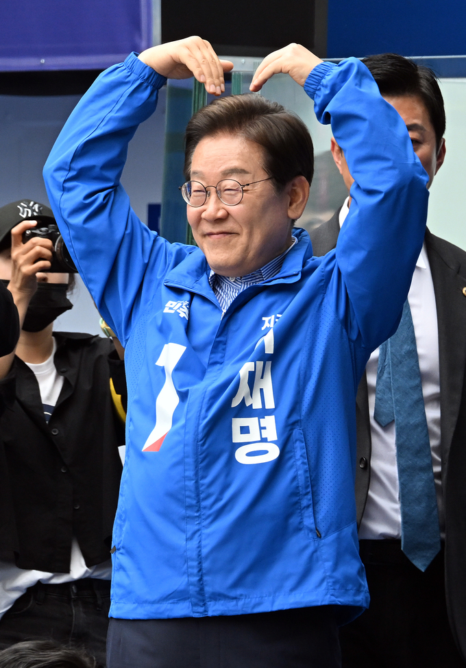 이재명 더불어민주당 대선 후보가 2일 오후 성남시 야탑역공원을 찾아 지지자들을 향해 머리 위로 하트를 그리고 있다. (사진=옥지훈 기자)