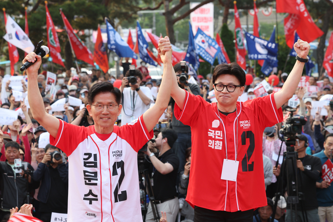 김문수 국민의힘 대선 후보가 지난달 26일 서울 도봉구 방학사거리에서 한동훈 전 대표와 집중유세를 하고 있다. (사진=연합뉴스)