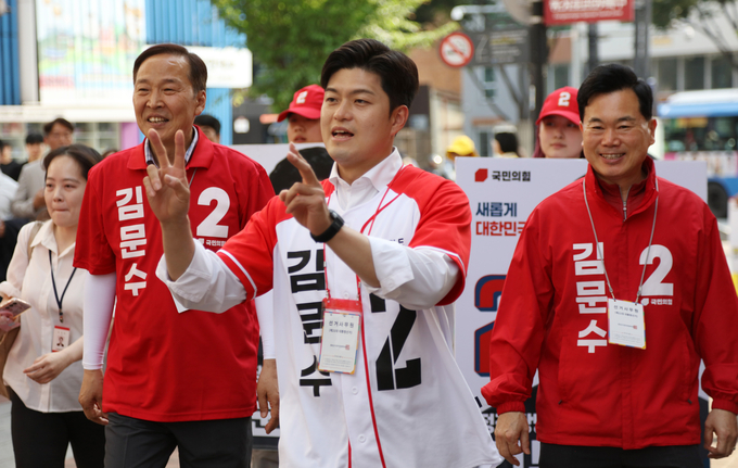 김용태 국민의힘 비상대책위원장이 지난 1일 오후 대구 동성로에서 김문수 대선 후보에 대한 지지를 시민들에게 호소하고 있다. (사진=연합뉴스)