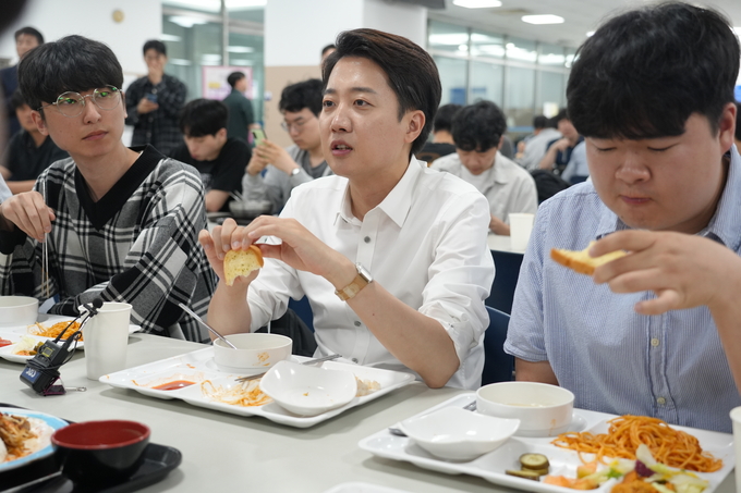 이준석 개혁신당 대선 후보가 2일 시흥에 위치한 한국공학대에서 대학생들과 함께 점심을 먹고 있다. (사진=이준석 후보 선대위 제공)