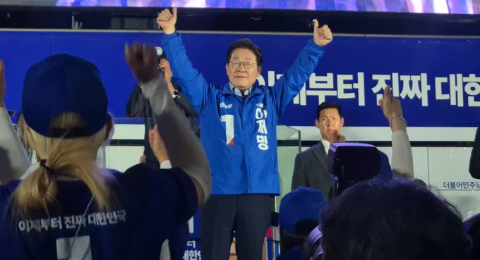이재명 더불어민주당 대선 후보가 2일 오후 여의도 공원에서 열린 파이널 유세를 위해 연단에 올라 양손으로 엄지척 포즈를 취하고 있다. (사진=김한별 기자)