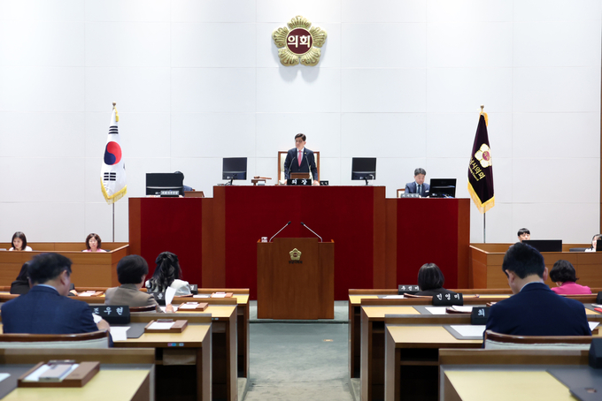 성남시의회 본회의장에서 열린 제303회 제1차 정례회 제1차 본회의에서 안광림 부의장이 의장 직무대리로 개회사를 진행하고 있다. 이날 본회의에서는 시정 발전을 위한 5분 발언과 회기 결정, 추가경정예산안 제안 설명 등이 이어졌다. (사진=성남시의회 제공)
