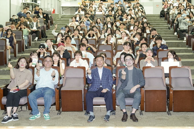 성남 판교유스센터에서 열린 ‘THE와플’ 3기 오리엔테이션 행사에서 신상진 성남시장과 최동철 와디즈 임팩트 대표가 참석 청년들과 함께 단체 사진을 촬영하고 있다. 이날 행사에는 청년 예비창업가 143명이 참석해 창업 도전 의지를 다졌다. (사진=성남시 제공)