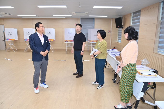 이현재 하남시장이 투표소 현장 직원들에게 유권자 불편 없도록 준비에 만전을 기해달라고 당부하고 있다. (사진=하남시 제공)