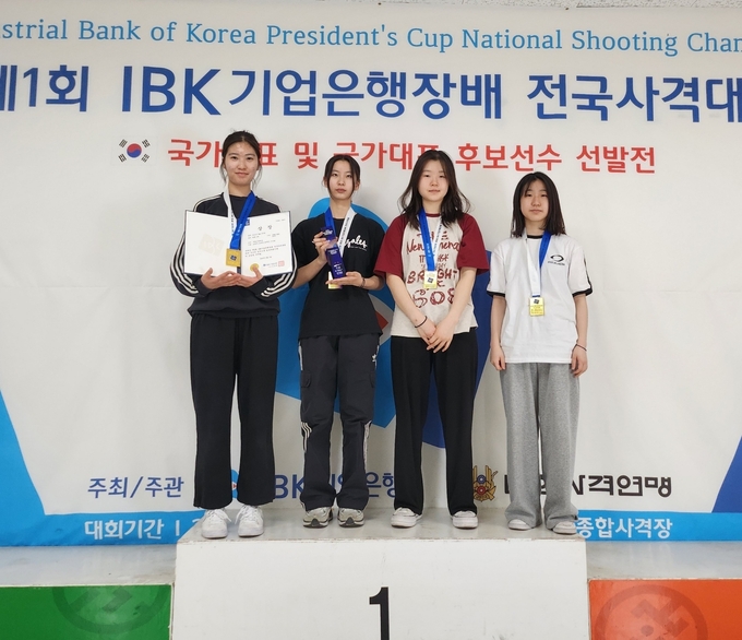 3일 충북 청주사격장에서 열린 '제1회 IBK기업은행장배 전국사격대회' 7일째 여자고등부 50m 3자세 단체전에서 우승을 차지한 고양 주엽고 선수들이 기념사진을 찍고 있다. (사진=주엽고 사격팀 제공)