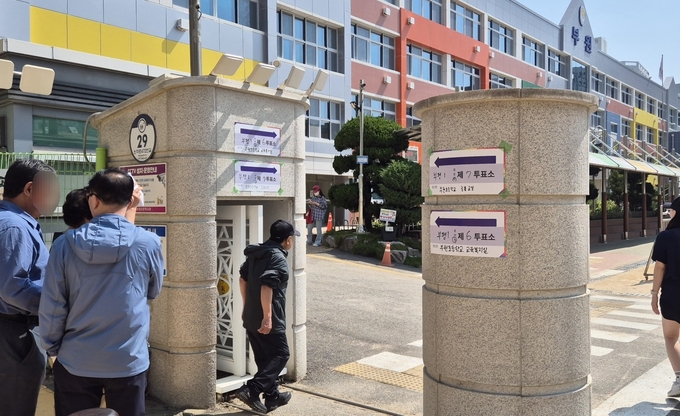 3일 제21대 대선 투표를 위해 인천 부평구 부원초등학교를 찾은 유권자들이 정문에 들어서고 있다. ( 사진 = 유지인 기자 ) 