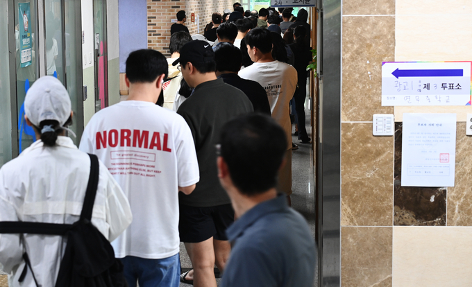  제21대 대통령 선거일인 3일 오전 수원시 영통구 연무중학교 투표소에서 시민들이 소중한 한표를 행사하기 위해 대기하고 있다. (사진=옥지훈 기자)