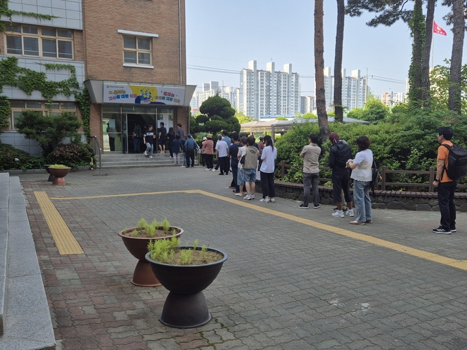 2일 오전 9시 인천 계양구 서운동 서운중학교에서 구민들이 투표하기 위해 줄을 서서 기다리고 있다. ( 사진 = 이현도 기자 )