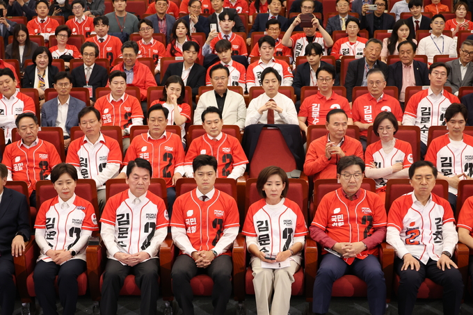 국민의힘 김용태 비상대책위원장, 권성동 원내대표, 안철수, 나경원 의원 등이 3일 국회도서관에 마련된 국민의힘 제21대 대통령선거 개표상황실에서 방송사 출구조사 결과를 지켜보고 있다. (사진=연합뉴스)