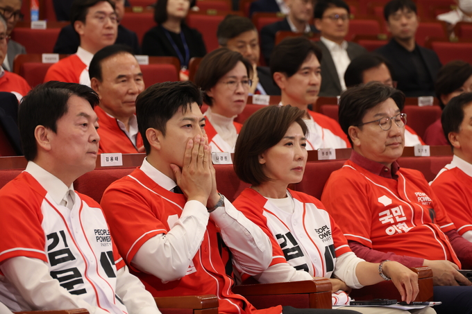 국민의힘 김용태 비상대책위원장, 권성동 원내대표, 안철수, 나경원 의원 등이 3일 국회도서관에 마련된 국민의힘 제21대 대통령선거 개표상황실에서 방송사 출구조사 결과를 지켜보고 있다. (사진=연합뉴스)