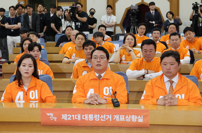 개혁신당 천하람 상임선대위원장, 이주영 공동선대위원장을 비롯한 선대위 관계자들이 3일 서울 여의도 국회 의원회관에 마련된 당 개표 상황실에서 방송 3사 출구 조사 결과를 보고 있다. (사진=연합뉴스)