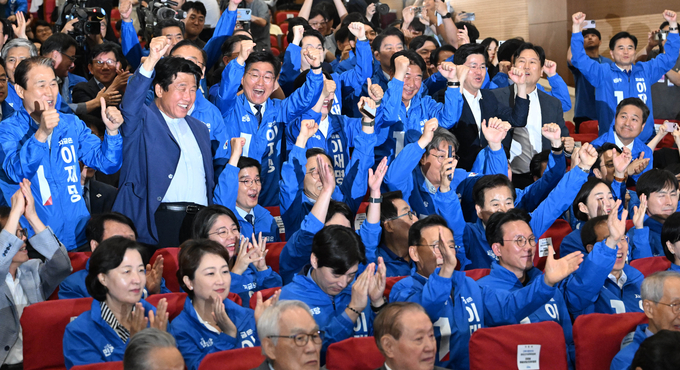 더불어민주당 선거대책위원회가 3일 서울 여의도 국회 의원회관에 마련된 제21대 대통령선거 개표상황실에서 출구조사 결과 발표가 나오자 기뻐하고 있다. (사진=연합뉴스)