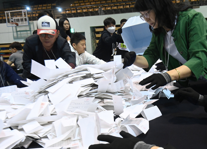 제21대 대통령선거인 3일 오후 수원시 영통구 아주대체육관에서 투표함 개함이 진행되고 있다.