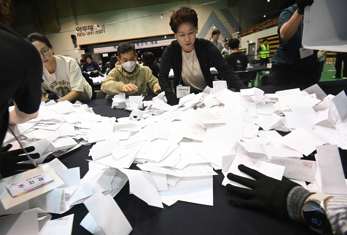 제21대 대통령선거인 3일 오후 수원시 영통구 아주대체육관에서 투표함 개함이 진행되고 있다.
