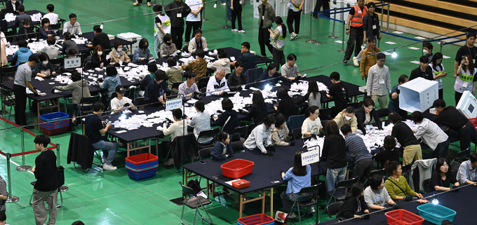 제21대 대통령선거인 3일 오후 수원시 영통구 아주대체육관에서 투표함 개함이 진행되고 있다.