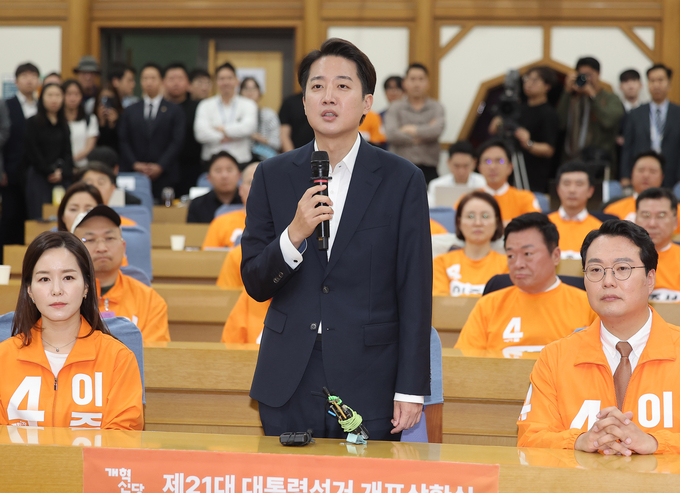이준석 개혁신당 대선 후보가 3일 방송 3사 출구조사 발표를 확인한 뒤 국회 의원회관에 마련된 당 개표상황실에 도착해 소감을 밝히고 있다. (사진=연합뉴스)