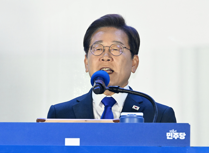 제21대 대통령 당선이 확실시되는 이재명 더불어민주당 대선 후보가 4일 서울 여의도 국회 인근에서 당 주최로 열린 국민개표방송 행사에 참석해 연설하고 있다. (사진=연합뉴스)
