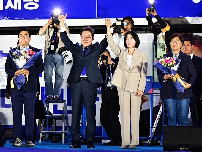 당선이 확실 시 됐던 4일 새벽 1시 15분쯤 이재명 더불어민주당 대선 후보와 김혜경 여사가 서울 여의도 공개개표방송 행사 현장에 찾아 감사 인사를 전하고 있다. (사진=연합뉴스) 