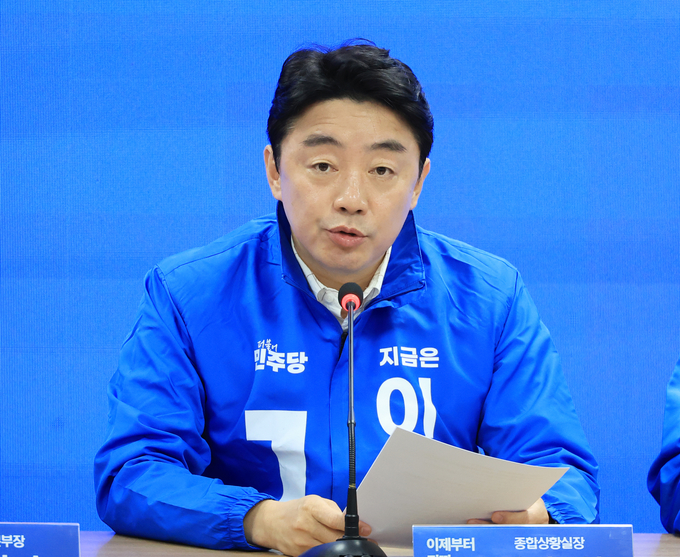 강훈식 더불어민주당 중앙선대위 종합상황실장이 지난달 15일 서울 여의도 중앙당사에서 열린 제4차 총괄본부장단회의에서 발언하고 있다. (사진=연합뉴스)