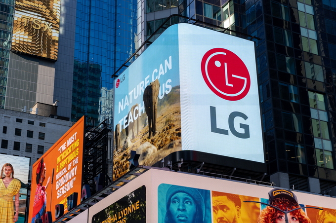 LG전자가 'LG 희망스크린' 활동의 일환으로, 미국 뉴욕 타임스스퀘어와 영국 런던 피카딜리광장 전광판에서 유엔환경계획(UNEP)이 제작한 '세계 환경의 날' 캠페인 영상을 상영한다. (사진=LG전자 제공)