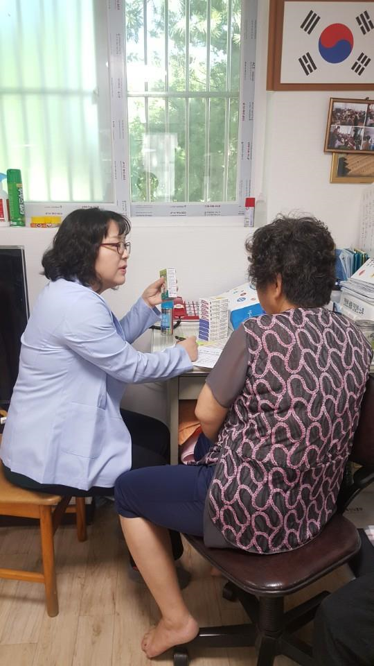 군포시 산본보건지소 어르신 건강관리 지원 모습. (사진=군포시 제공)