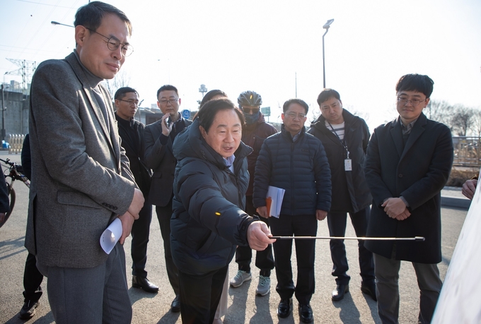  지난해 1월 대광위원장과 현장 점검하는 주광덕 시장. (사진=남양주시 제공)