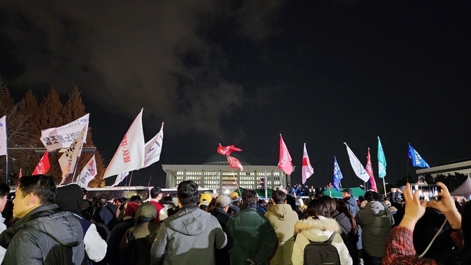  지난해 12월 4일 윤석열 전 대통령이 비상계엄령을 선포한 직후 노동계가 서울 여의도 국회의사당으로 몰려들었다. (사진=박진석 기자)