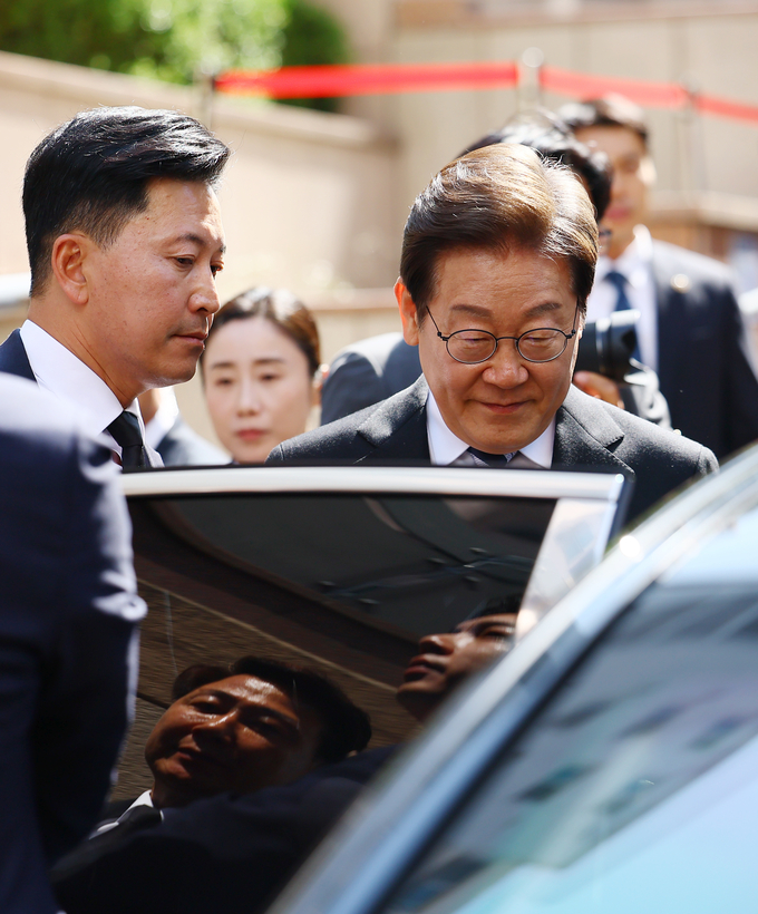 이재명 대통령이 4일 인천 계양구 사저를 출발하며 차에 탑승하고 있다. (사진=연합뉴스)