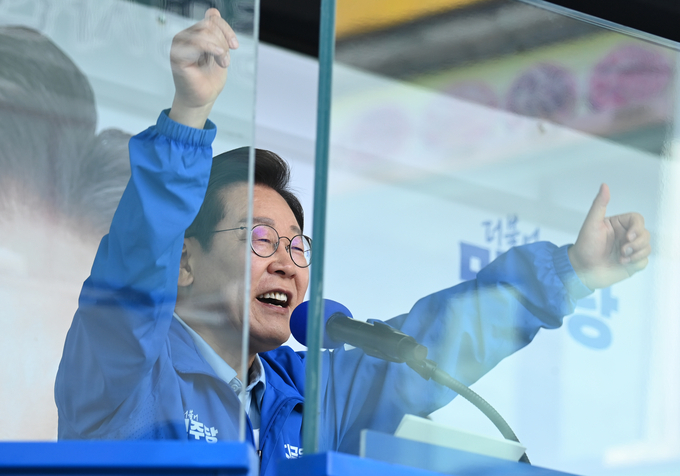 이재명 더불어민주당 대선 후보가 26일 수원시 팔달구 영동시장 앞에서 열린 집중유세에서 지지를 호소하고 있다. (사진=옥지훈 기자)