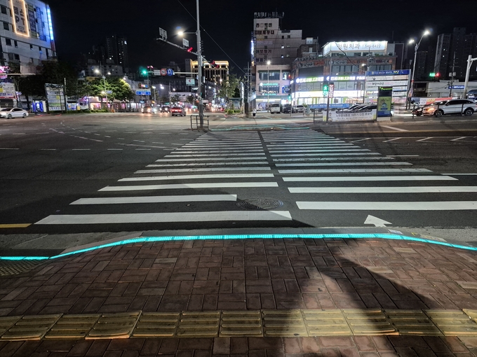 작전역 사거리에 설치된 바닥형 보행신호등 모습. ( 사진 = 인천시 제공 )