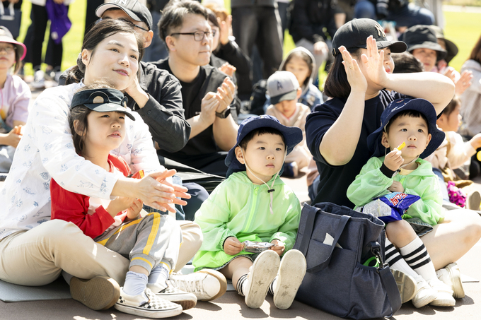 화성특례시 어린이날 영유아가족 어울림축제에서 아동들과 학부모들이 행사를 관람하고 있다. (사진=화성시 제공)