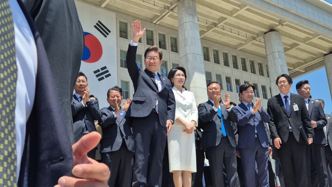 이재명 대통령이 4일 국회 로텐더홀에서 취임선서를 마치고 국회 본관 앞에 나와 김혜경 여사와 함께 인사하고 있다. (사진=김한별 기자)