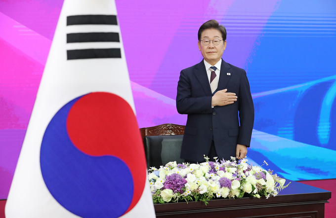 이재명 대통령이 4일 서울 여의도 국회에서 열린 제21대 대통령 취임선서식에서 국기에 경례하고 있다. (사진=연합뉴스 제공)